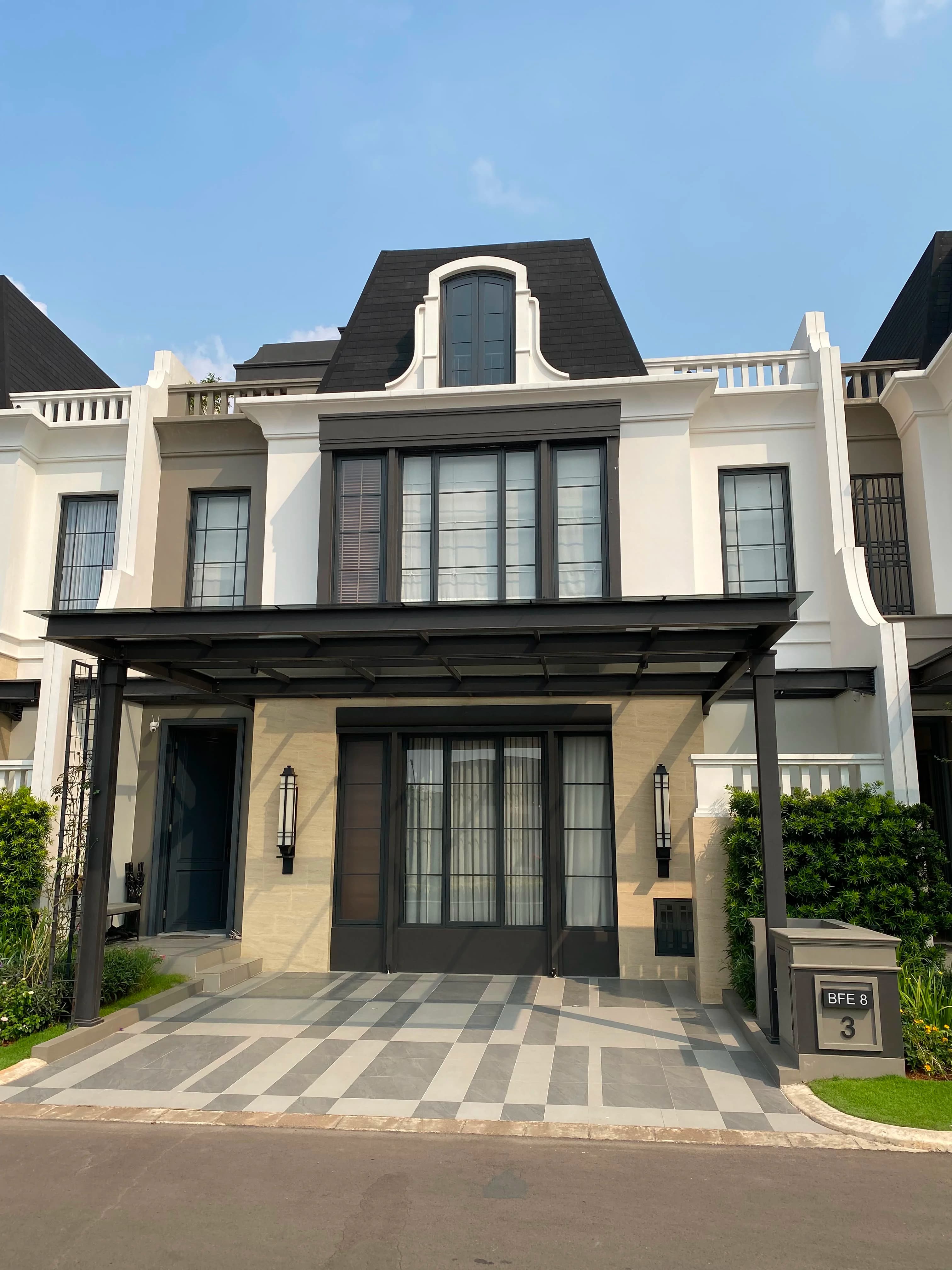 Foto Rumah 3 Lantai Eropa Modern di Bellefont Summarecon Serpong — gambar utama