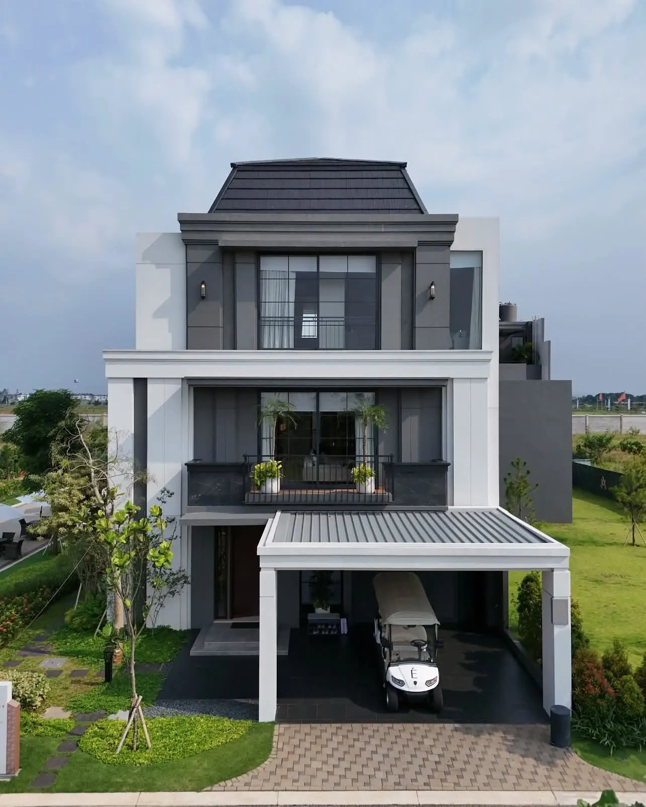 Foto Rumah 3 Lantai Bergaya Eropa di The Armont BSD City — gambar utama